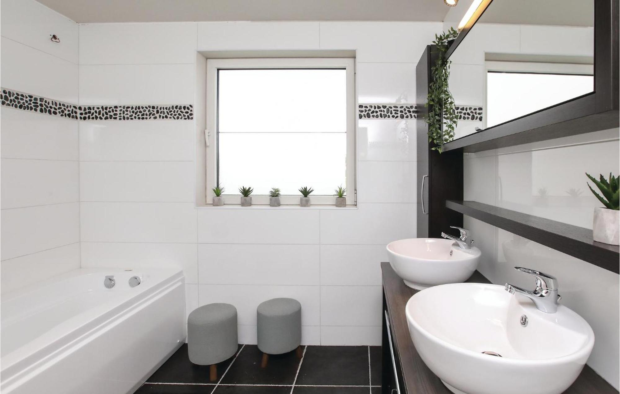 4 Bedroom Awesome In Brugge
