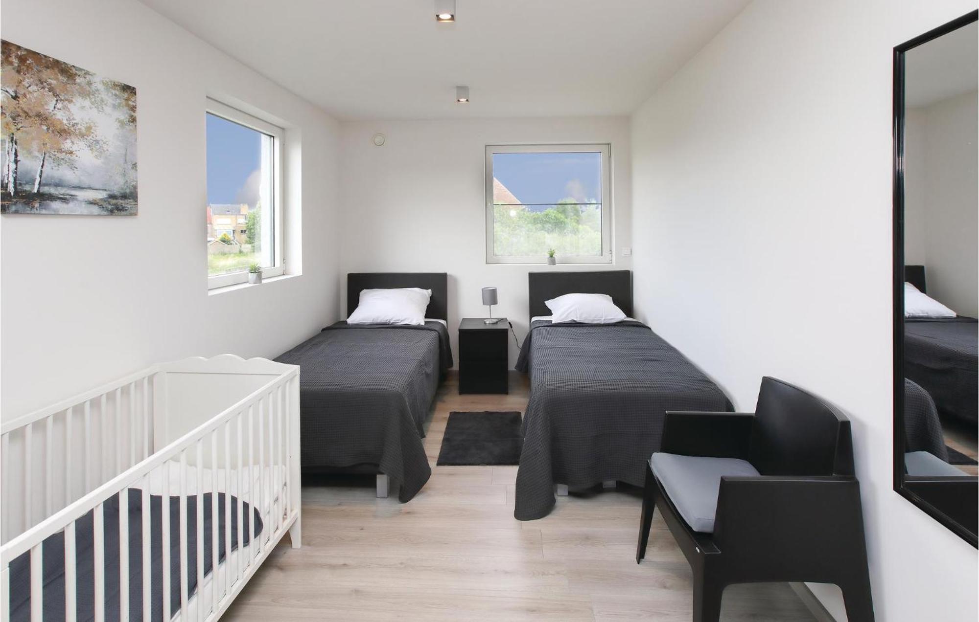 4 Bedroom Awesome In Hébergement de vacances *