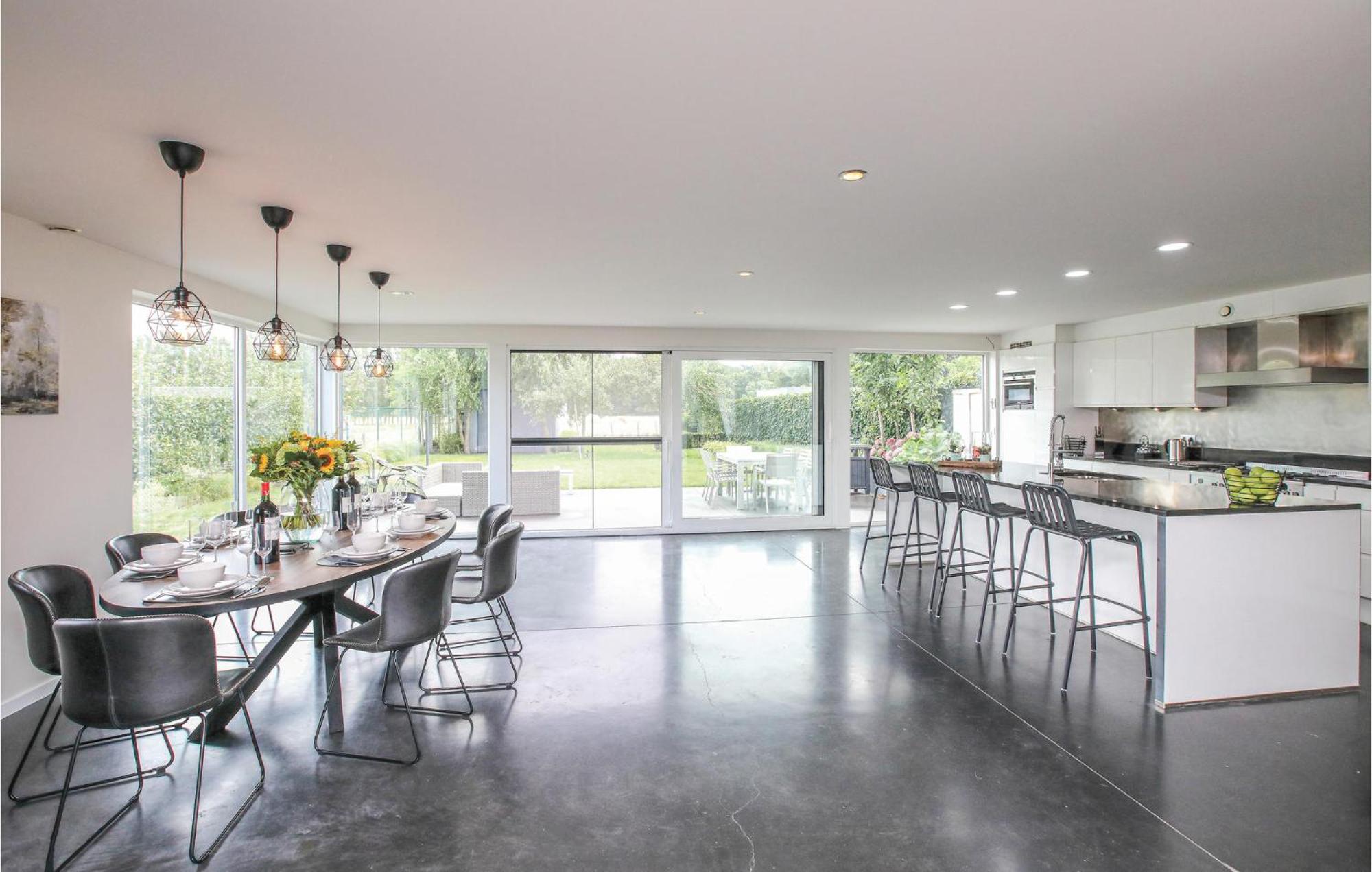 4 Bedroom Awesome In Hébergement de vacances