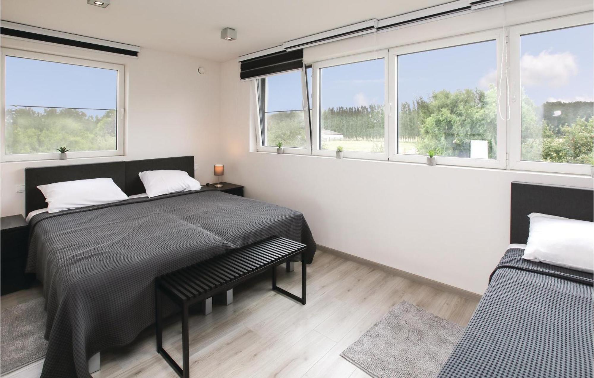 4 Bedroom Awesome In Hébergement de vacances