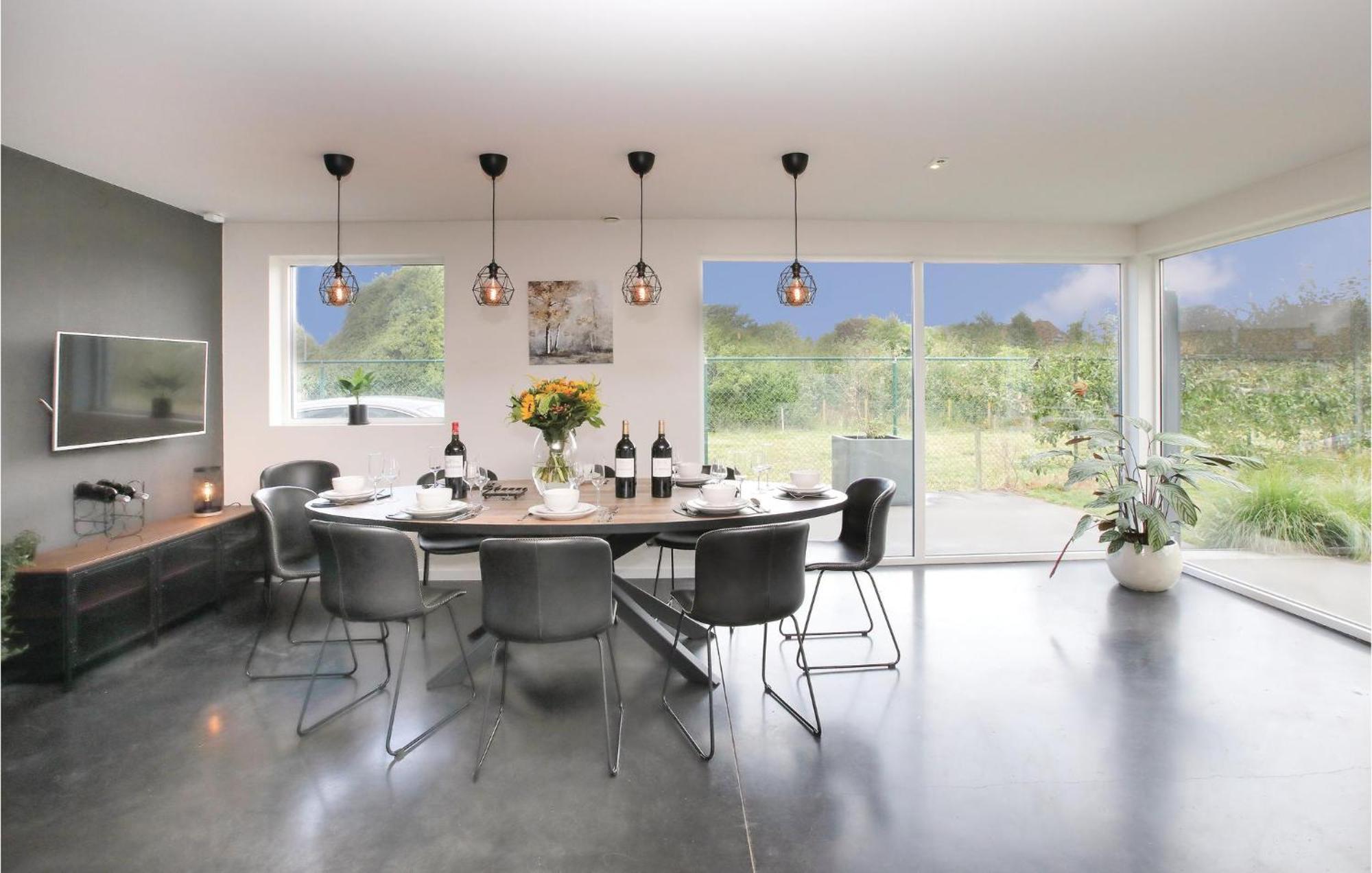 4 Bedroom Awesome In Hébergement de vacances