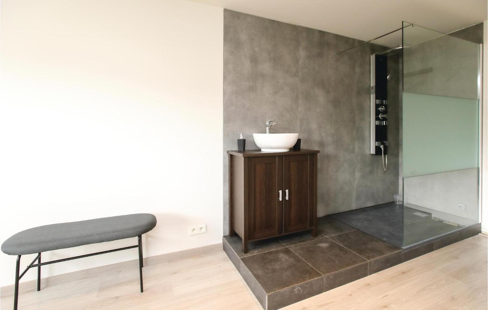 4 Bedroom Awesome In * Bruges