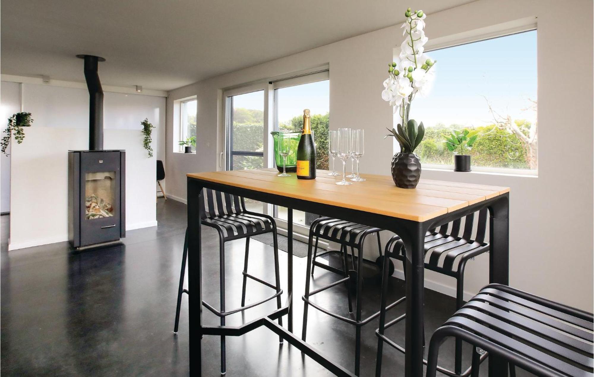 Hébergement de vacances 4 Bedroom Awesome In