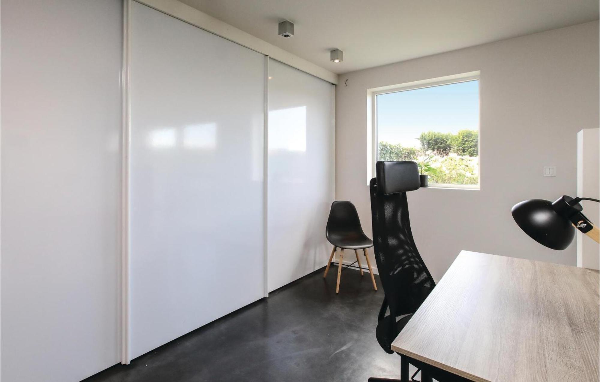 4 Bedroom Awesome In Hébergement de vacances